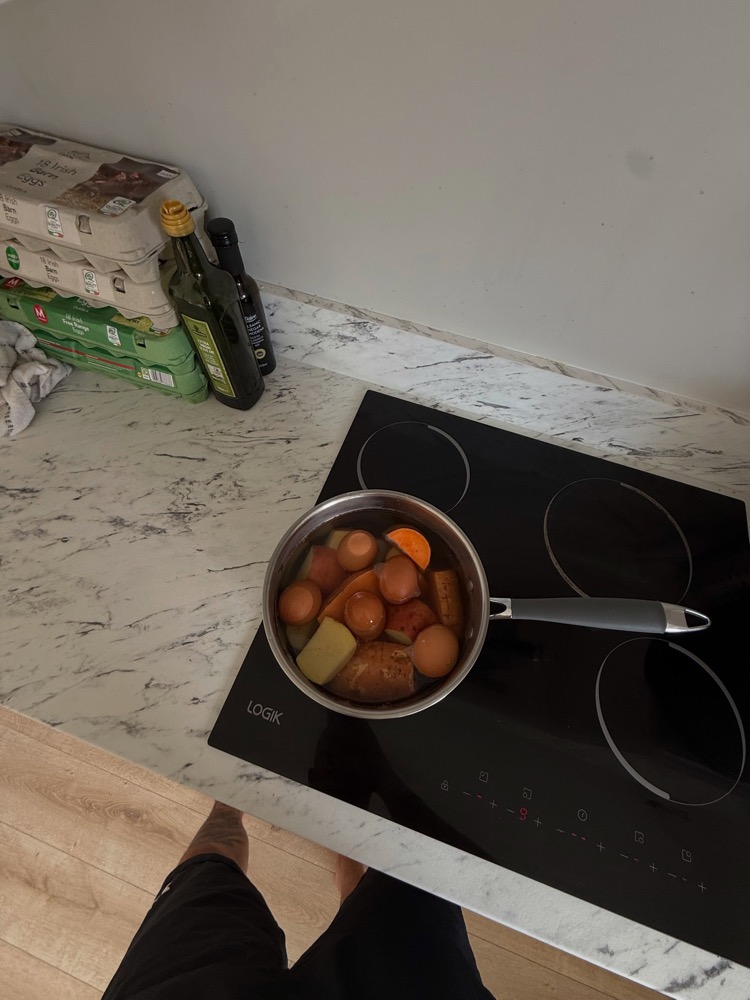 Panela com batata, batata-doce e ovos